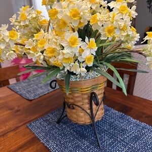Longaberger 2008 Daffodil Basket. Wrought iron stand. Liner, protector, tie on